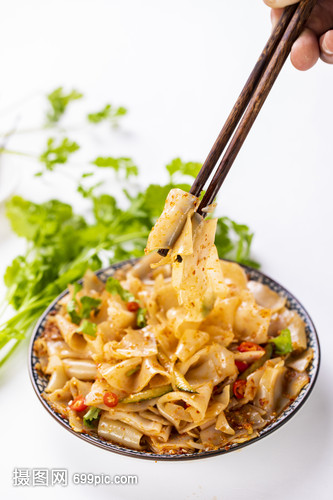 小暑時節，麻辣涼皮與消暑養生